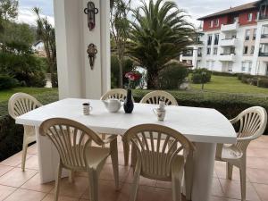 康博莱班Appartement Cambo-les-Bains, 3 pièces, 4 personnes - FR-1-495-20的庭院里的白色桌椅