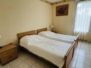 康博莱班Appartement Cambo-les-Bains, 3 pièces, 4 personnes - FR-1-495-18的配有2张床的小卧室设有窗户