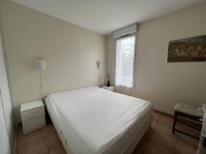 康博莱班Appartement Cambo-les-Bains, 3 pièces, 4 personnes - FR-1-495-20的卧室配有白色的床和窗户。