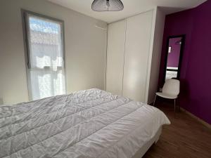 伊特萨苏Appartement Itxassou, 2 pièces, 3 personnes - FR-1-495-47的卧室配有白色的床和紫色墙壁