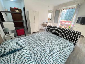 康博莱班Appartement Cambo-les-Bains, 1 pièce, 2 personnes - FR-1-495-50的一间卧室配有一张大床,配有黑白色的被子