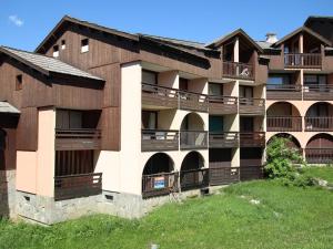 蒙热内夫尔Appartement Montgenèvre, 2 pièces, 4 personnes - FR-1-330D-91的享有大楼外景,设有阳台