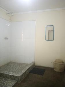 NamzungaBlue Waxbill Lodge的一间设有白色墙壁和镜子的客房