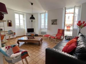 康博莱班Appartement Cambo-les-Bains, 2 pièces, 3 personnes - FR-1-495-79的带沙发和咖啡桌的客厅