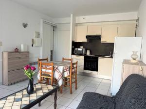 康博莱班Appartement Cambo-les-Bains, 2 pièces, 3 personnes - FR-1-495-88的一间厨房,里面配有桌椅