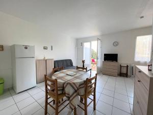 康博莱班Appartement Cambo-les-Bains, 2 pièces, 3 personnes - FR-1-495-88的厨房以及带桌子和冰箱的用餐室