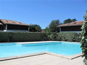 卡布勒通Villa Capbreton, 4 pièces, 6 personnes - FR-1-413-114的一座大蓝色游泳池,位于房子前