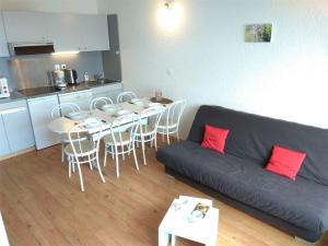 阿拉纽埃Appartement Piau-Engaly, 3 pièces, 8 personnes - FR-1-457-204的客厅配有沙发和桌椅