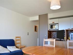 丰罗默奥代洛维亚Appartement Font-Romeu-Odeillo-Via, 2 pièces, 6 personnes - FR-1-580-29的客厅配有蓝色的沙发和桌子