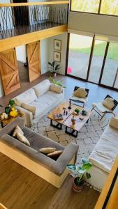 拉恩塞纳达Casa Familiar Puerto Varas的客厅配有沙发和桌子