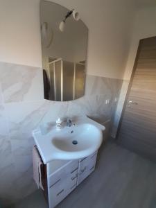 蒙德拉戈内A Casa di Falco的浴室设有白色水槽和镜子