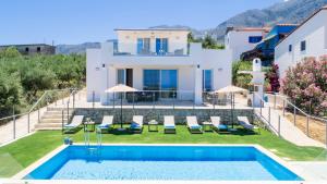 GeorgioupoliCosta Maris Villa的一座带游泳池和房子的别墅