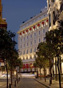 塞维利亚Hotel Colón Gran Meliá - The Leading Hotels of the World的前面有树木的白色大建筑