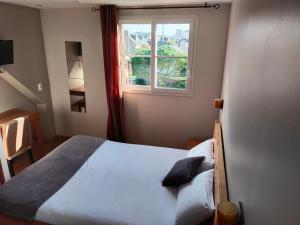 勒孔凯世界尽头酒店的一间卧室设有一张床和一个窗口
