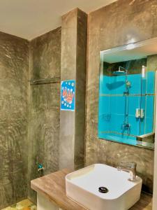 高兰Pana Long Beach Resort - SHA Plus的一间带水槽、淋浴和镜子的浴室