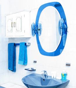 LenasiaKINGFISHER PLACE的浴室设有蓝色镜子和水槽