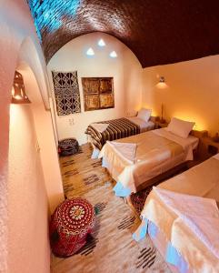 锡瓦Aghurmi Siwa Ecolodge & Salt Cave的一间酒店客房,房间内设有两张床