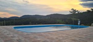 圣托梅-达斯莱特拉斯Pousada Colina das Maritacas的山景游泳池