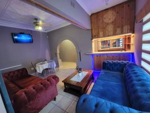 博克斯堡La-Nuel Guest Lodge的客厅配有沙发和桌子