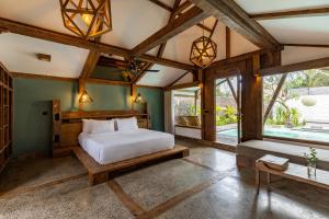 吉利特拉旺安昆诺别墅 的一间卧室设有一张床和一个大窗户