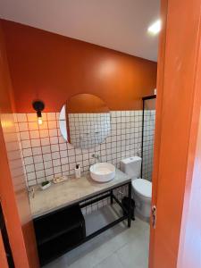 巴纳伊巴Pousada Primavera的一间带水槽和卫生间的浴室