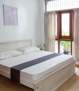科伦坡Greenscape Colombo的卧室内的一张床位,带窗户