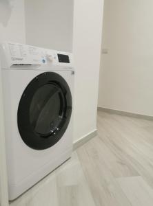 米兰Residenze Niguarda E的白色的洗衣机
