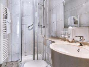 比特堡路易米勒酒店的带淋浴、盥洗盆和卫生间的浴室