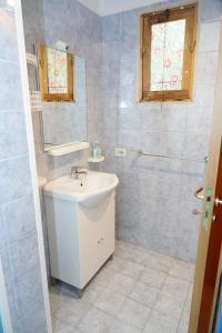 切萨雷奥港B&B La Strea的白色的浴室设有水槽和镜子