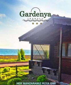 IneboluInebolu Gardenya Hotel的一座小楼,旁边是大海