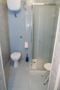 切萨雷奥港B&B La Strea的带淋浴和卫生间的浴室