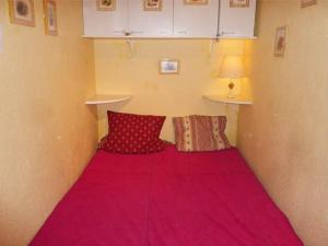 莱索尔Appartement Les Orres, 1 pièce, 6 personnes - FR-1-322-403的小房间设有粉红色的床和两个枕头
