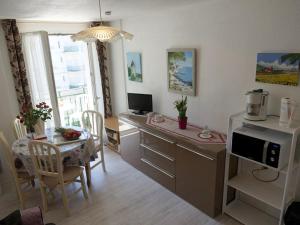 巴涅尔-德吕雄Appartement Bagnères-de-Luchon, 2 pièces, 4 personnes - FR-1-313-151的厨房以及带书桌和桌子的用餐室。