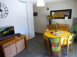 巴涅尔-德吕雄Appartement Bagnères-de-Luchon, 2 pièces, 5 personnes - FR-1-313-167的客厅配有一张带黄桌布的桌子