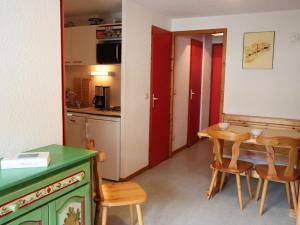 博福特Appartement Arêches-Beaufort, 2 pièces, 6 personnes - FR-1-342-256的厨房以及带桌椅的用餐室。