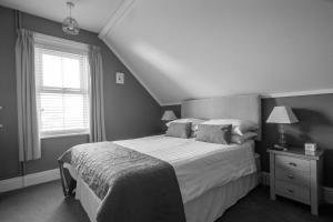 斯沃尼奇米尔布鲁克旅馆的一间卧室设有一张大床和一个窗户。