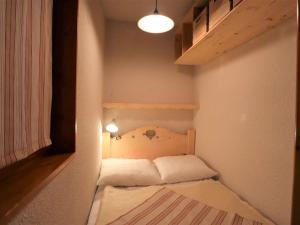 博福特Appartement Beaufort, 2 pièces, 3 personnes - FR-1-342-262的小房间,角落里设有一张床