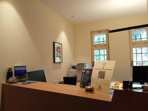 多比亚科Guesthouse - Cultural Center Gustav Mahler的办公室,带桌子的前台