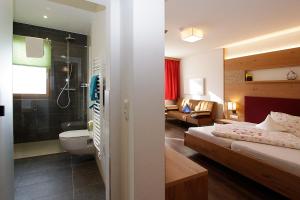 Nikolsdorf斯坦内霍夫旅馆的酒店客房设有浴室和卧室