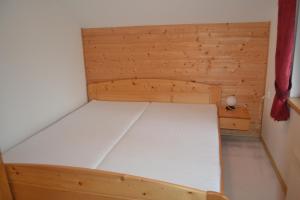 特鲁特诺夫Chata Dolce的小房间的小木床