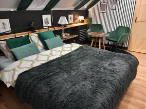 斯诺科白玉兰客房旅馆的一间卧室配有一张大床和绿椅