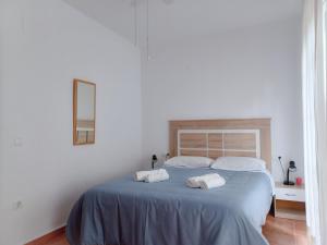 CalaCasa Rural Villa Clara的一间卧室配有一张床,上面有两条毛巾