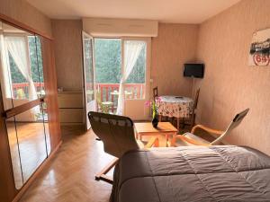康博莱班Appartement Cambo-les-Bains, 1 pièce, 2 personnes - FR-1-495-31的一间卧室配有一张床铺、椅子和一张桌子