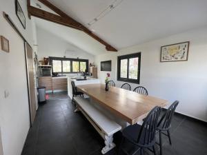 康博莱班Maison Cambo-les-Bains, 4 pièces, 4 personnes - FR-1-495-48的厨房以及带木桌和椅子的用餐室。