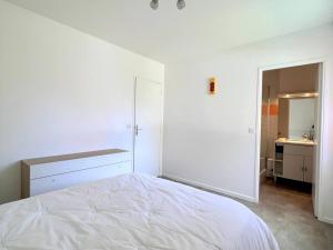 康博莱班Appartement Cambo-les-Bains, 2 pièces, 2 personnes - FR-1-495-62的一间白色卧室,配有床和一间浴室