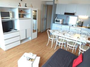 阿拉纽埃Appartement Piau-Engaly, 3 pièces, 8 personnes - FR-1-457-204的厨房以及带桌椅的用餐室。