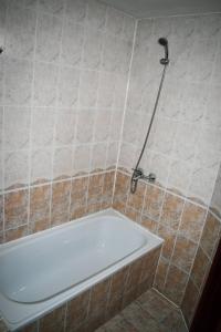 ChiprovtsiХотел-механа Павлова къща的带浴缸的浴室