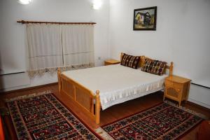 ChiprovtsiХотел-механа Павлова къща的一间小卧室,配有床和地毯