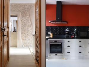 阿尔桑雷Appartement Ars-en-Ré, 3 pièces, 4 personnes - FR-1-434-54的厨房配有炉灶和微波炉。