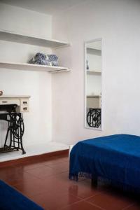 皮里亚波利斯Casa para 4 pers. con entrada de auto y parrillero的白色的客房配有床和镜子